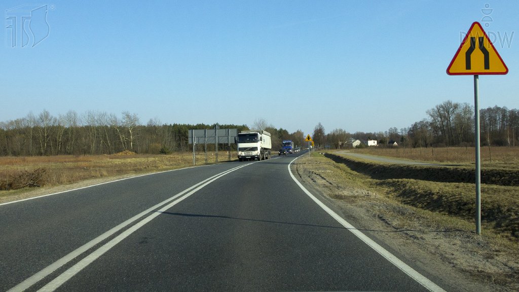 Sytuacja drogowa do pytania: Czy w przedstawionej sytuacji jesteś ostrzegany o zwężeniu jezdni, które może powodować utrudnienia ruchu?