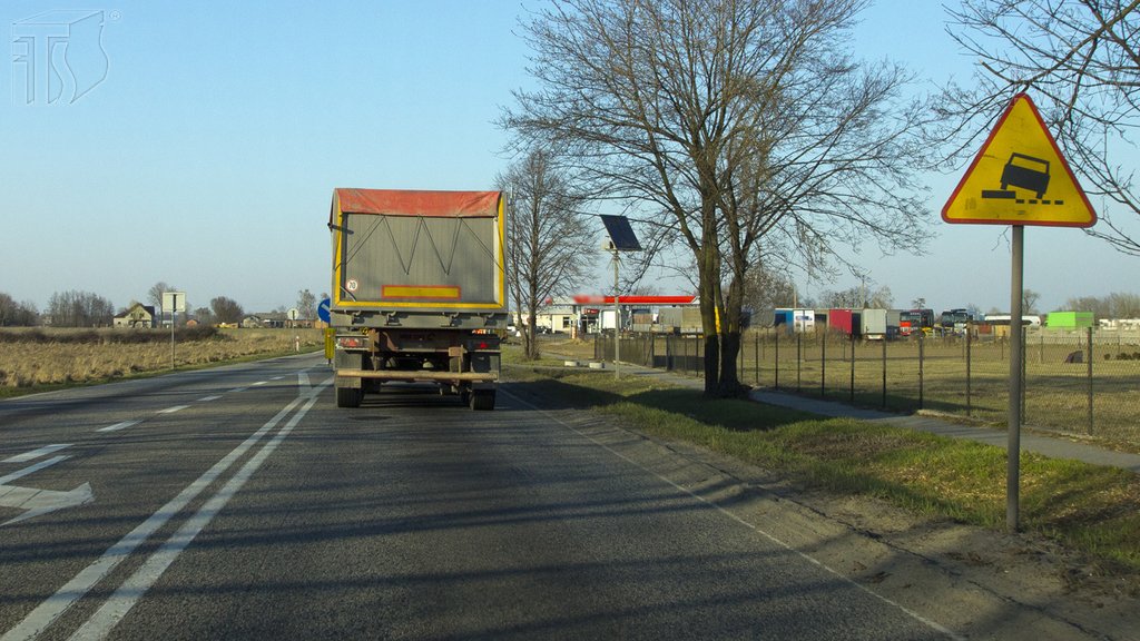 Sytuacja drogowa do pytania: Czy w przedstawionej sytuacji, wjeżdżając na pobocze, powinieneś zrobić to ostrożnie i znacznie zmniejszyć prędkość?