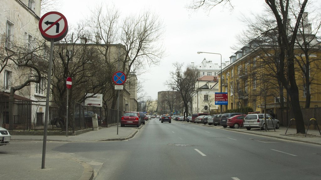 Sytuacja drogowa do pytania: Czy w przedstawionej sytuacji wolno Ci skręcić w lewo?