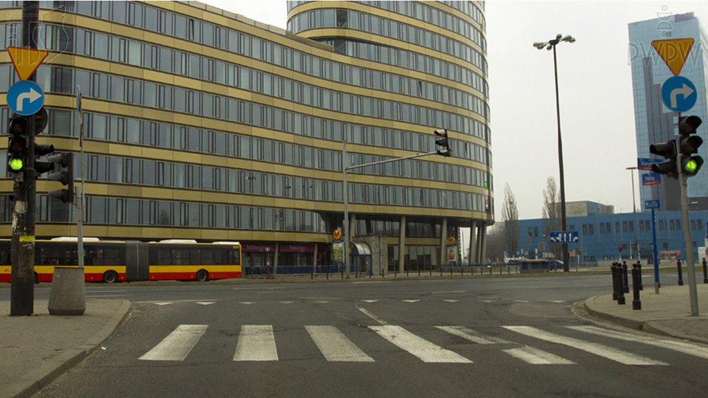 Sytuacja drogowa do pytania: Czy w tej sytuacji z pasa ruchu, który zajmujesz, dozwolone jest wykonanie skrętu w prawo?