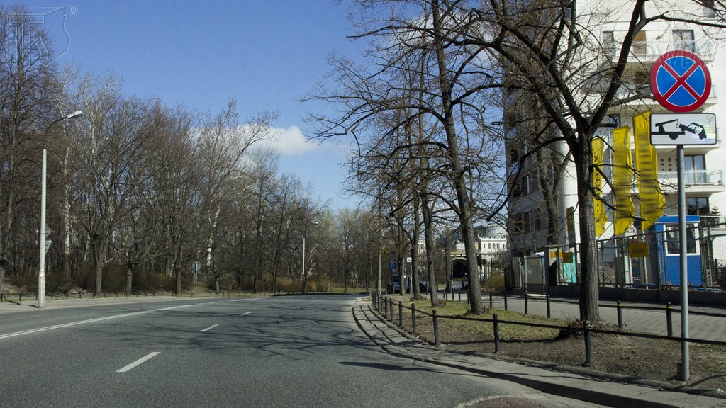 Sytuacja drogowa do pytania: Czy pojazd pozostawiony na jezdni za tym znakiem może zostać usunięty na koszt właściciela?