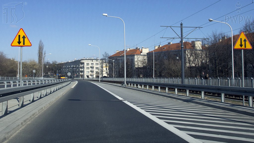 Sytuacja drogowa do pytania: Czy w tej sytuacji widoczne znaki ostrzegają o zbliżaniu się do miejsca, w którym rozpoczyna się ruch dwukierunkowy?