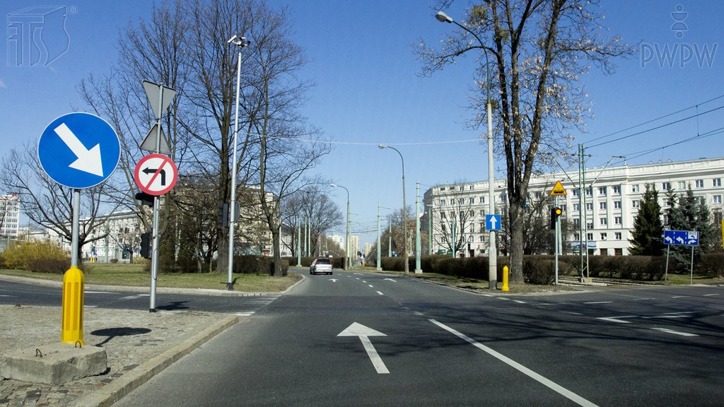 Sytuacja drogowa do pytania: Czy ten znak zakazu umieszczony w obrębie skrzyżowania dotyczy tylko jezdni, przy której jest ustawiony?