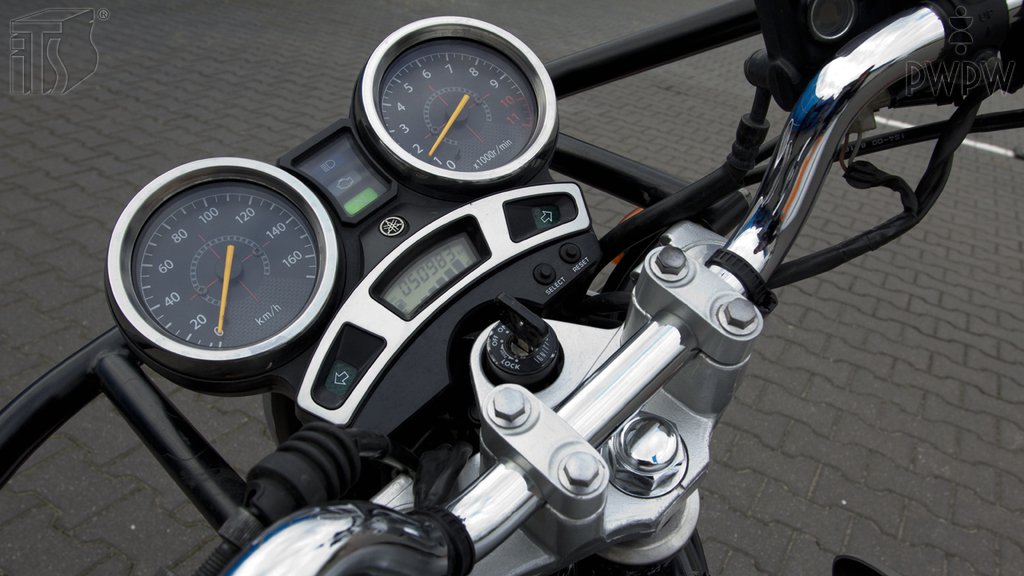 Sytuacja drogowa do pytania: Czy podczas postoju wolno Ci oddalić się od motocykla, jeśli silnik jest w ruchu?