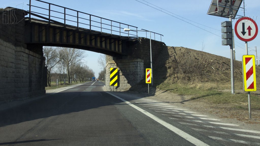 Sytuacja drogowa do pytania: Czy w tej sytuacji wolno Ci wjechać na zwężony odcinek jezdni, jeżeli nie wymusza to na nadjeżdżającym z przeciwka konieczności zatrzymania się?
