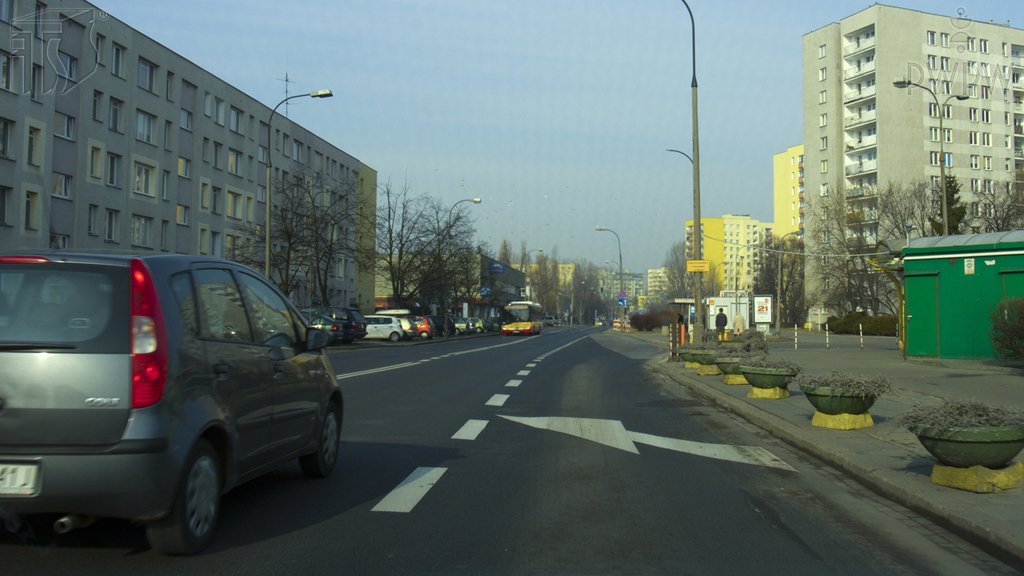Sytuacja drogowa do pytania: Czy w tej sytuacji, kontynuując jazdę, masz obowiązek zmienić pas ruchu?