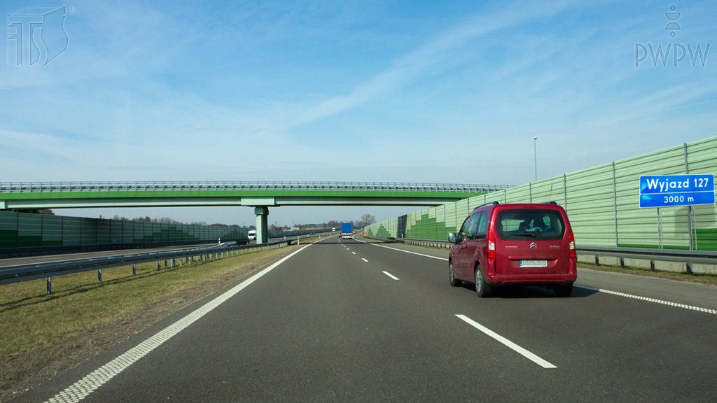 Sytuacja drogowa do pytania: Czy wolno Ci wyprzedzić pojazd poruszający się obok, zanim zmienisz pas ruchu i zjedziesz z autostrady na najbliższym wyjeździe?