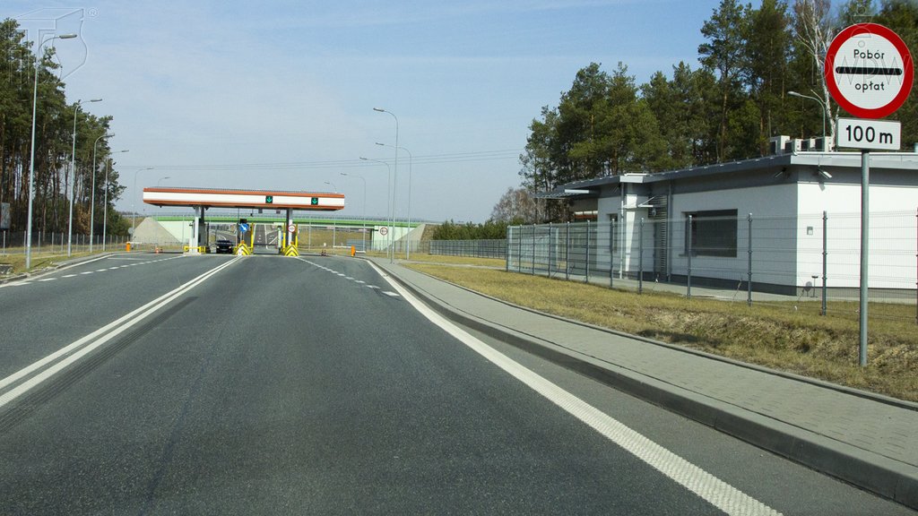 Sytuacja drogowa do pytania: Czy w przedstawionej sytuacji umieszczona pod znakiem tabliczka wskazuje odległość znaku od miejsca, w którym masz obowiązek zatrzymania się?