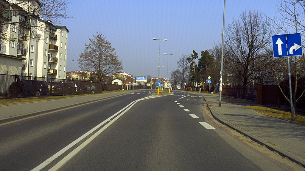 Sytuacja drogowa do pytania: Czy masz obowiązek użyć kierunkowskazu, jeśli zamierzasz wjechać na prawy pas?