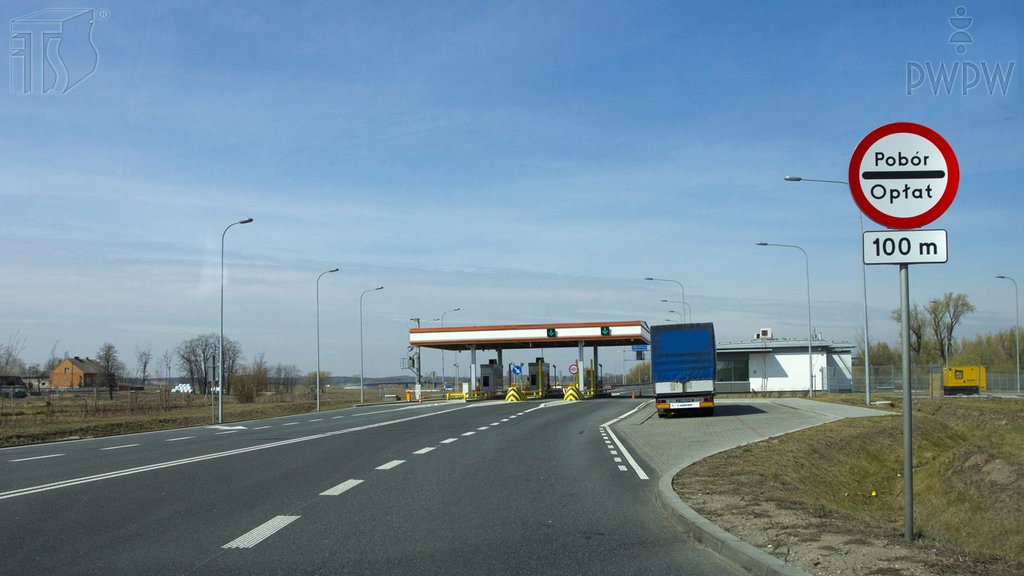 Sytuacja drogowa do pytania: Czy w tej sytuacji zakaz wyrażony znakiem obowiązuje od miejsca jego ustawienia?