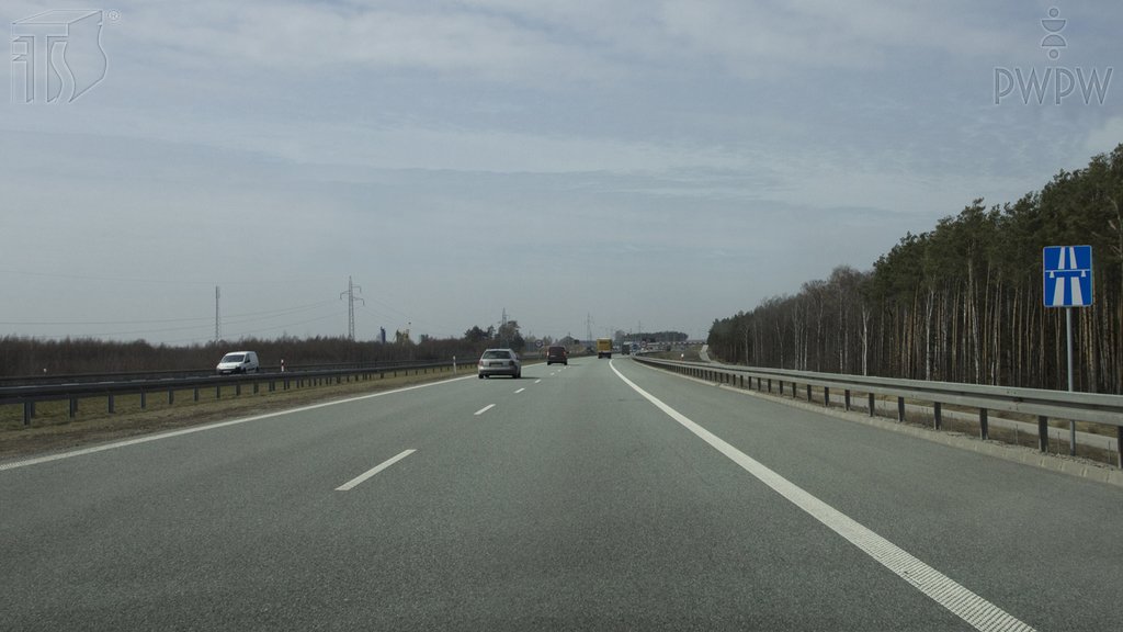 Sytuacja drogowa do pytania: Z jaką dopuszczalną maksymalną prędkością wolno Ci kierować samochodem osobowym z przyczepą po drodze za tym znakiem?