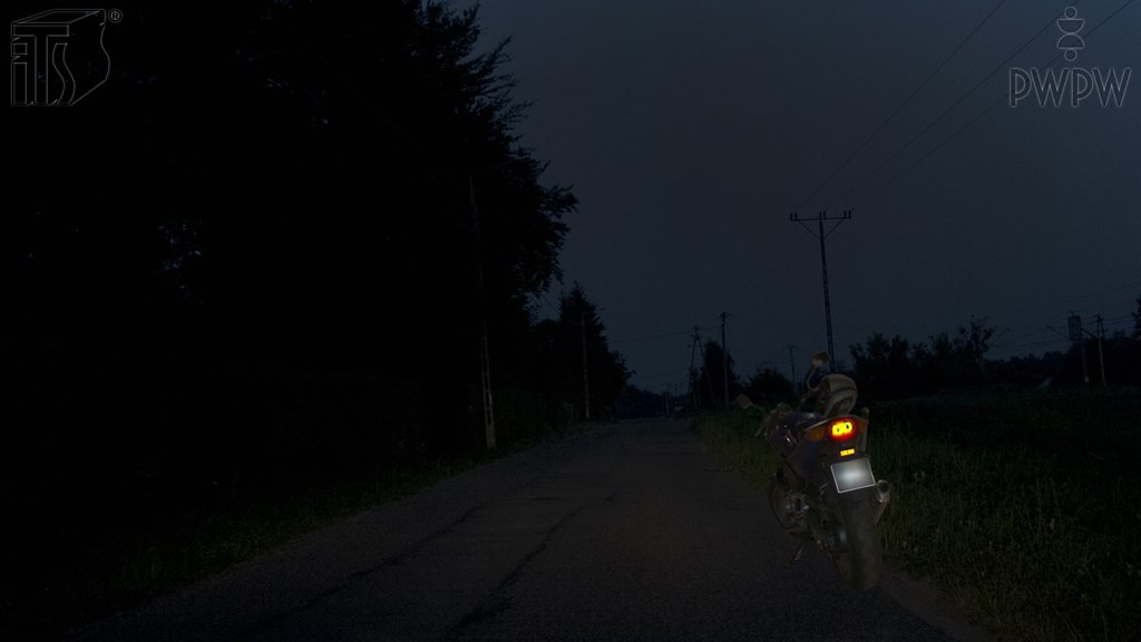 Sytuacja drogowa do pytania:  Czy w tej sytuacji, parkując motocykl na jezdni, masz obowiązek włączyć światła pozycyjne lub postojowe?