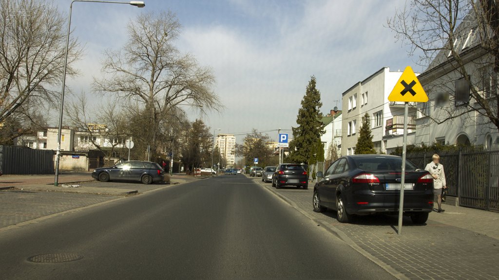 Sytuacja drogowa do pytania: Czy jadąc z prędkością 50 km/h i mając niedostateczną widoczność po prawej stronie, powinieneś na tym skrzyżowaniu zmniejszyć prędkość?