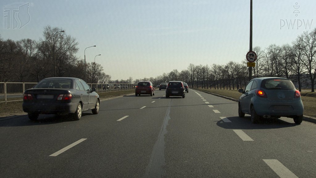 Sytuacja drogowa do pytania: Którą z podanych wielkości należy uwzględnić, ustalając odstęp od poprzedzającego pojazdu?