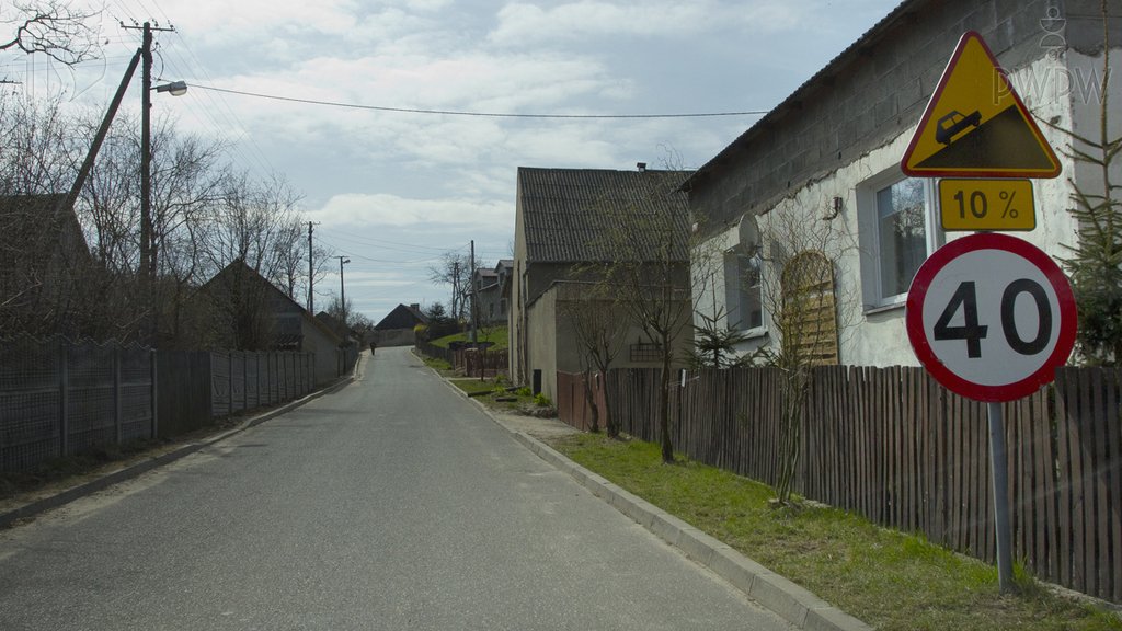 Sytuacja drogowa do pytania: Czy w przedstawionej sytuacji jesteś ostrzegany o znacznym wzniesieniu drogi?