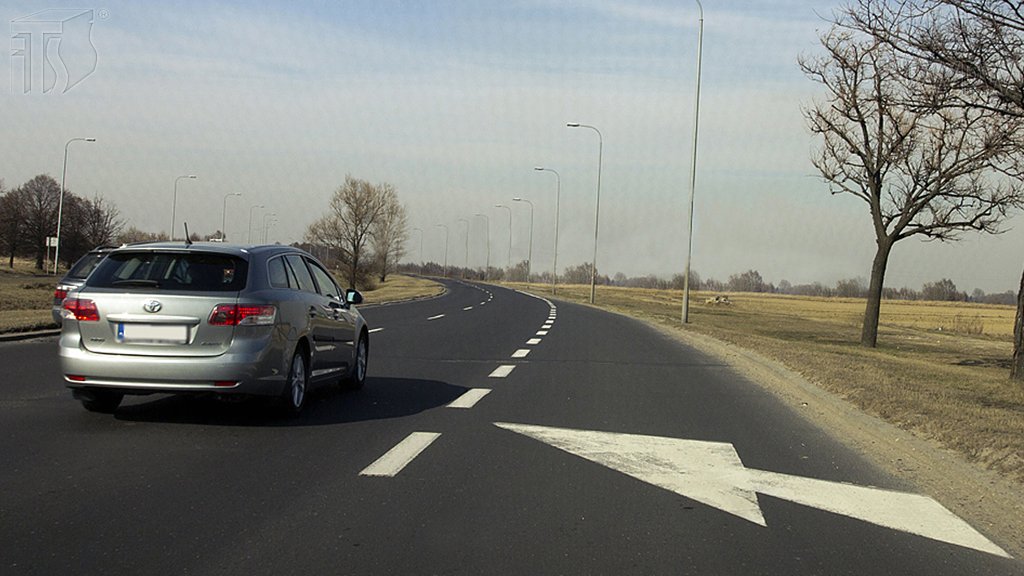 Sytuacja drogowa do pytania: Czy w tej sytuacji masz obowiązek użycia kierunkowskazu, jeśli zamierzasz zmienić pas ruchu?