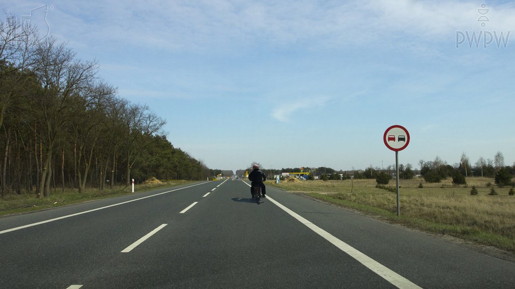 Sytuacja drogowa do pytania: Czy w tej sytuacji masz prawo wyprzedzić motocykl jednośladowy, jeśli kierujesz motocyklem wielośladowym?