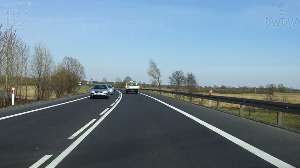 Sytuacja drogowa do pytania: Jedziesz z prędkością 90 km/h. Jaka pozycja początkowa zapewni Ci optymalny tor jazdy po zakręcie?