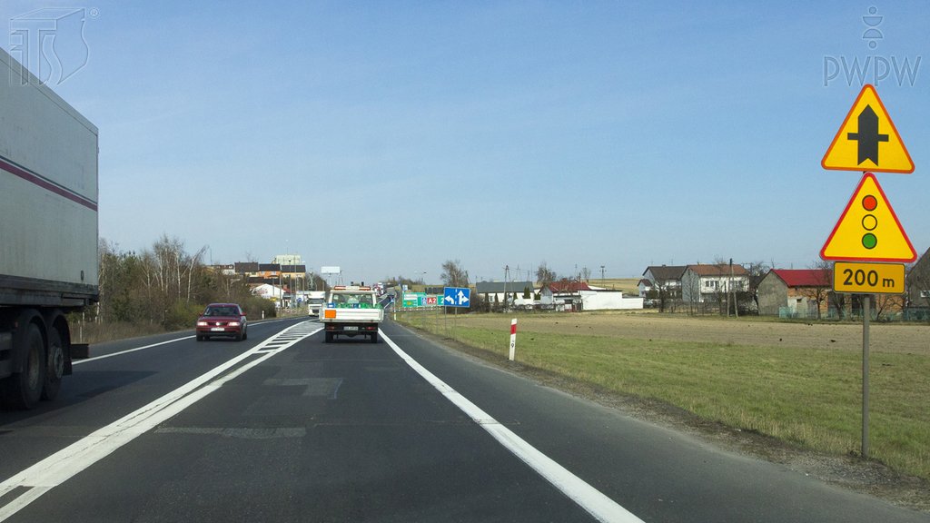 Sytuacja drogowa do pytania: Czy w przedstawionej sytuacji jesteś ostrzegany o skrzyżowaniu, na którym ruch jest kierowany za pomocą sygnalizacji świetlnej?