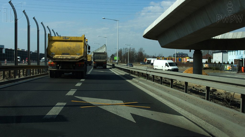 Sytuacja drogowa do pytania: Czy w tej sytuacji wolno Ci zmienić zajmowany pas ruchu?