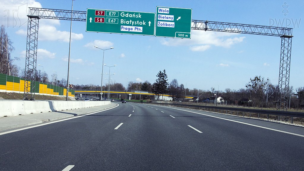 Sytuacja drogowa do pytania: Czy w tej sytuacji, gdy zamierzasz jechać do Gdańska, należy zmienić pas ruchu na lewy?