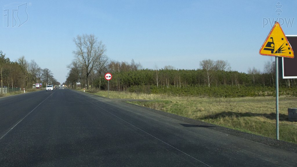 Sytuacja drogowa do pytania: Czy w przedstawionej sytuacji jesteś ostrzegany o drodze pokrytej żwirem, który może być wyrzucany spod kół jadących pojazdów?