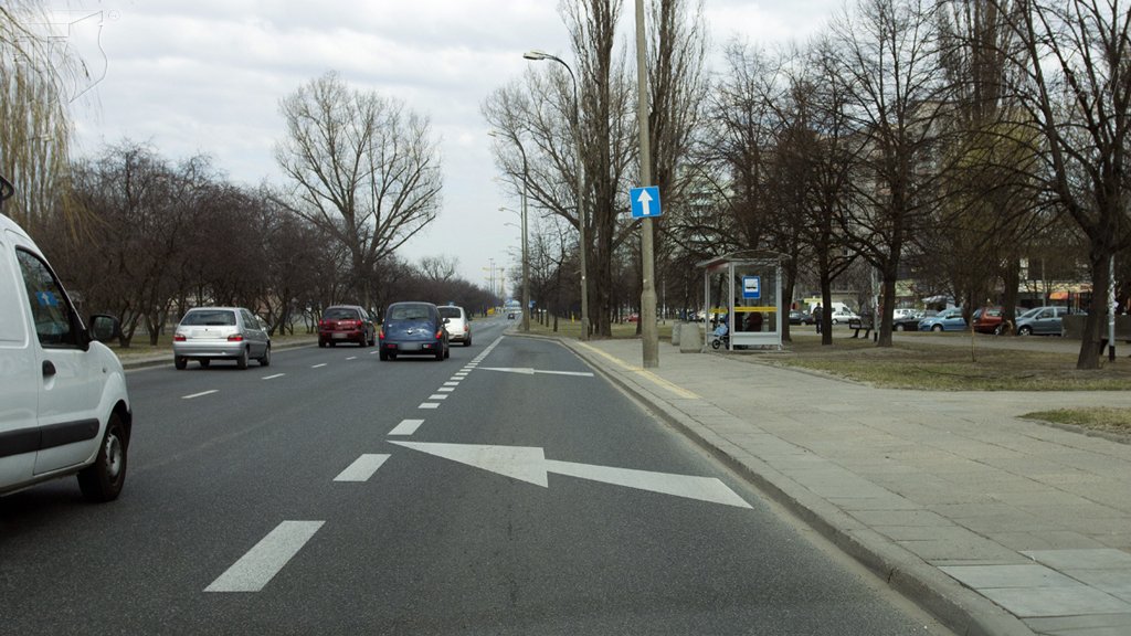 Sytuacja drogowa do pytania: Czy w tej sytuacji, wjeżdżając na sąsiedni pas ruchu, masz pierwszeństwo?
