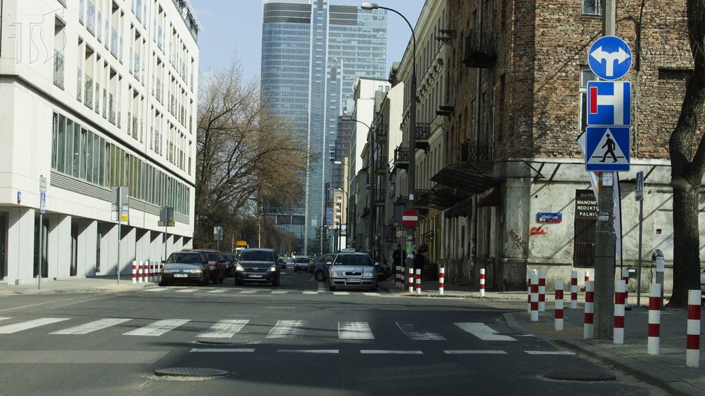 Sytuacja drogowa do pytania: Czy w przedstawionej sytuacji masz obowiązek skręcić wyłącznie w prawo na najbliższym skrzyżowaniu?