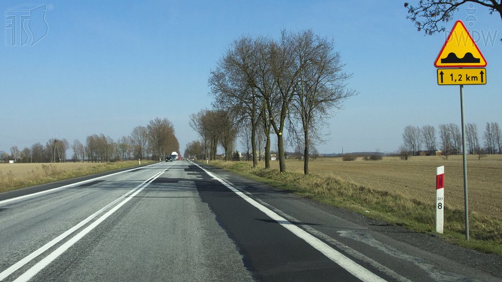 Sytuacja drogowa do pytania: Czy w przedstawionej sytuacji jesteś ostrzegany o nierównościach na drodze, występujących na odcinku 1,2 km za znakiem?