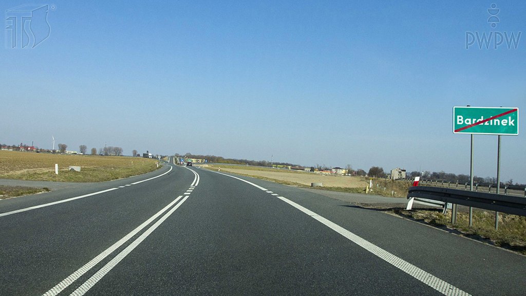 Sytuacja drogowa do pytania: Czy ten znak oznacza wyjazd z obszaru zabudowanego?