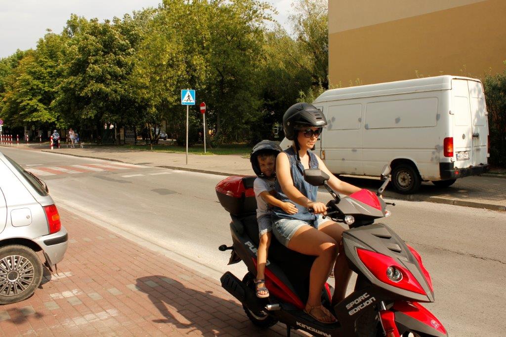 Sytuacja drogowa do pytania: Czy przewożąc pasażera w wieku 6 lat motorowerem masz prawo poruszać się z prędkością 50 km/h?