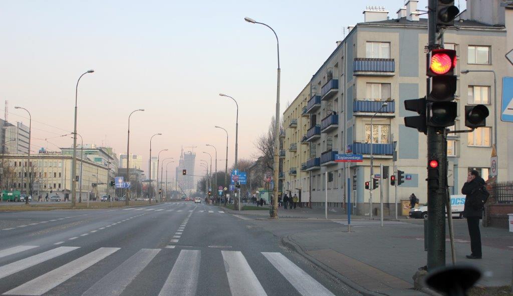 Sytuacja drogowa do pytania: Czy w tej sytuacji masz prawo wjechać za sygnalizator, jeżeli nie utrudnisz ruchu pieszym?