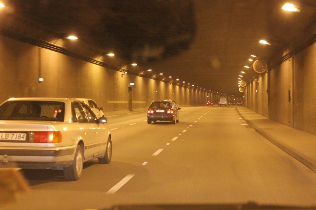 Sytuacja drogowa do pytania: Czy zabrania się cofania pojazdem w tunelu, na moście i wiadukcie?