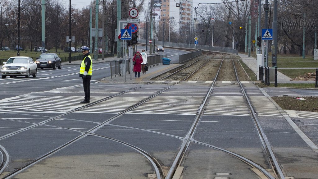 Sytuacja drogowa do pytania: Czy w tej sytuacji masz prawo pojechać na wprost?