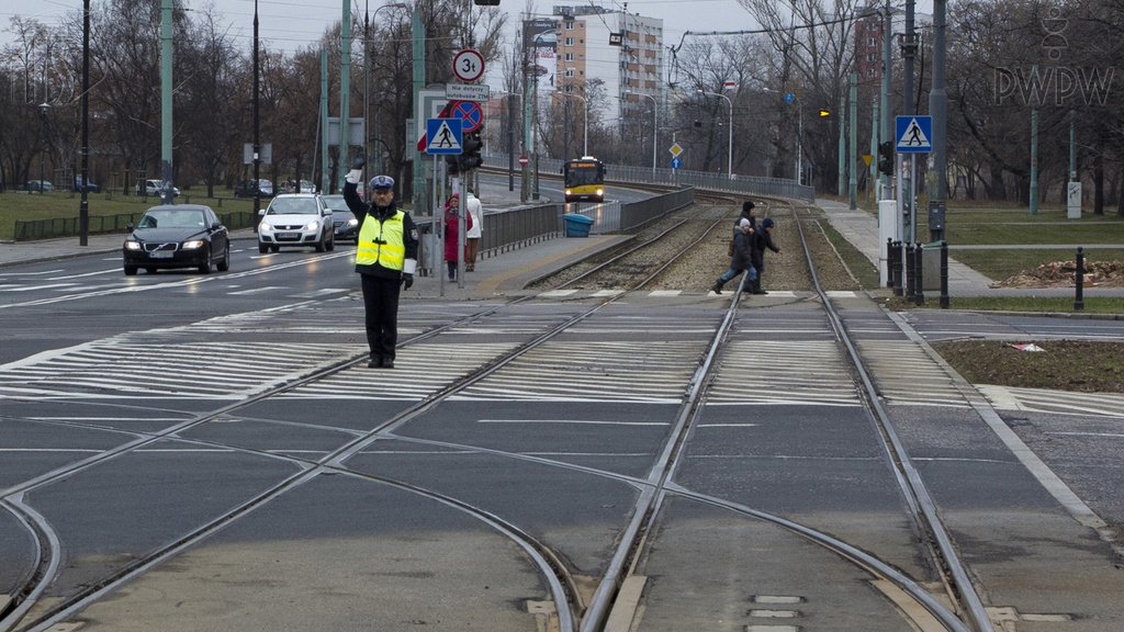 Sytuacja drogowa do pytania: Czy w tej sytuacji powinieneś być przygotowany do wjechania na skrzyżowanie?