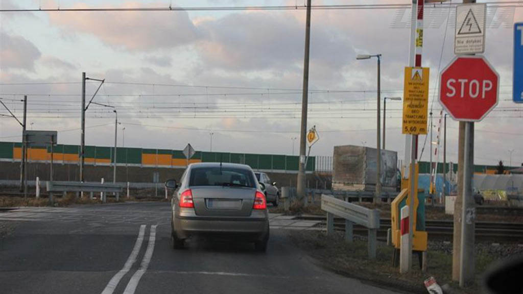 Sytuacja drogowa do pytania: Czy w razie unieruchomienia pojazdu na przejeździe kolejowym masz obowiązek ostrzec kierującego pojazdem szynowym, jeżeli nie jest możliwie usunięcie pojazdu z tego przejazdu?