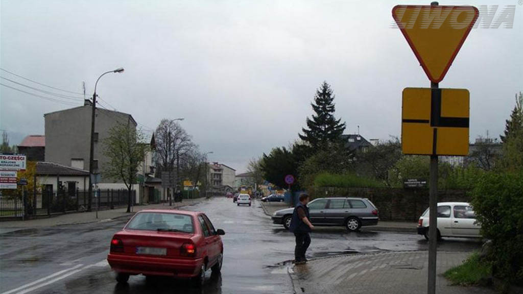 Sytuacja drogowa do pytania: Czy w tej sytuacji, zamierzając jechać prosto przez skrzyżowanie, masz pierwszeństwo przed innymi uczestnikami ruchu drogowego?
