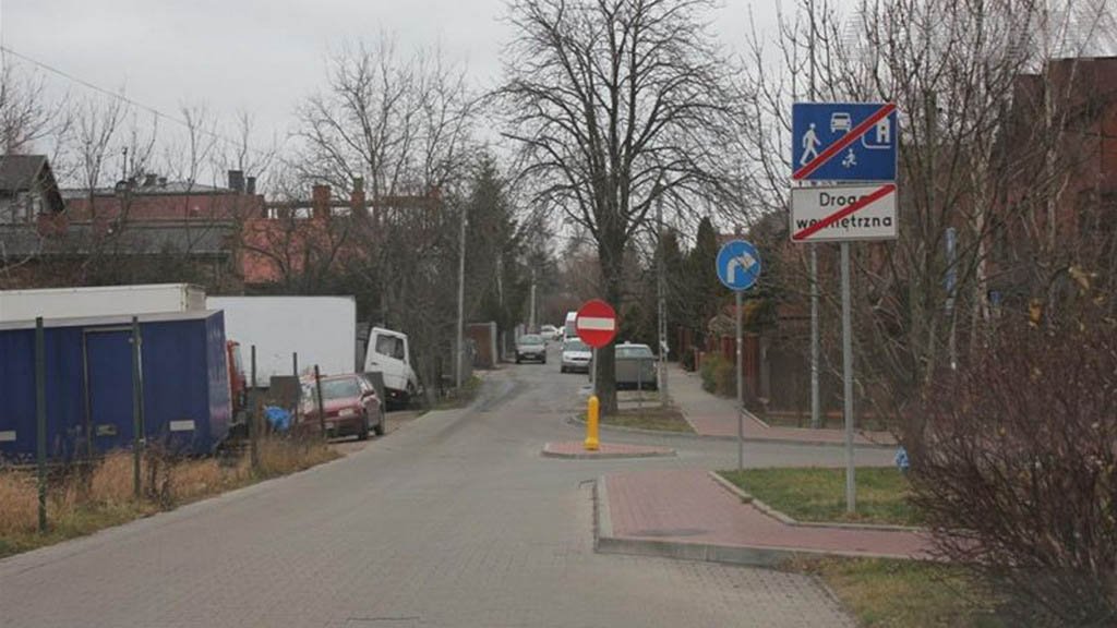 Sytuacja drogowa do pytania: Czy wyjeżdżając za te znaki informacyjne włączasz się do ruchu?