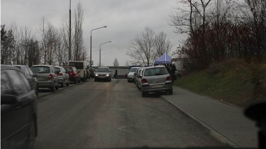 Sytuacja drogowa do pytania: Czy w widocznej sytuacji masz prawo kontynuować jazdę przed pojazdem nadjeżdżającym z przeciwka?
