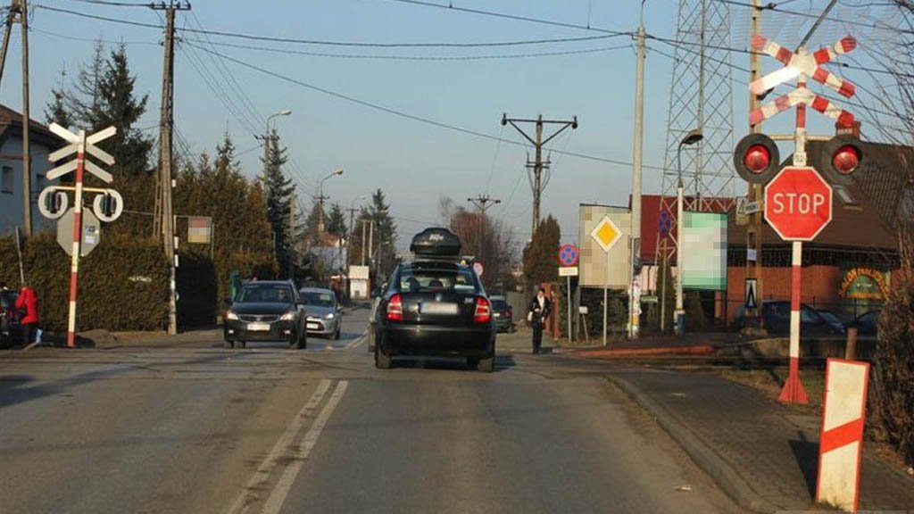 Sytuacja drogowa do pytania: Czy w widocznej sytuacji znajdujesz się przed przejazdem kolejowym jednotorowym?