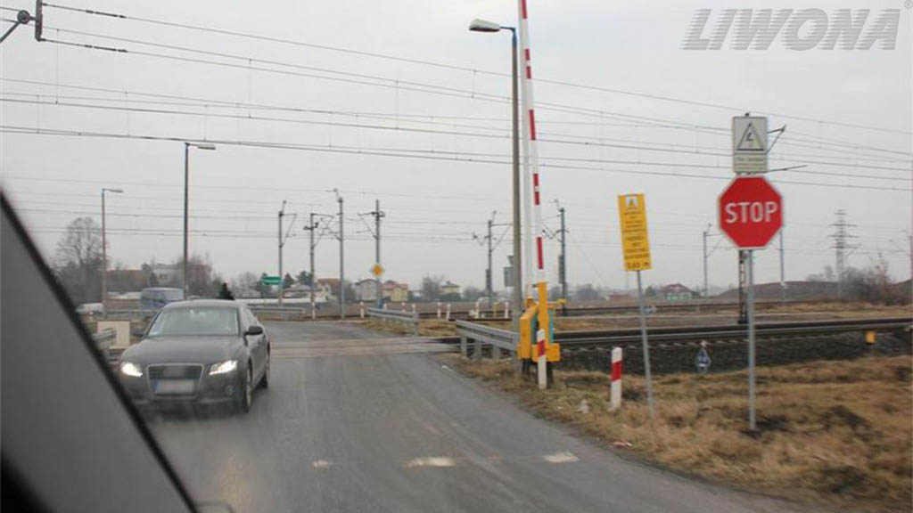 Sytuacja drogowa do pytania: Czy przed wjechaniem na tory należy upewnić się, czy nie zbliża się pojazd szynowy?