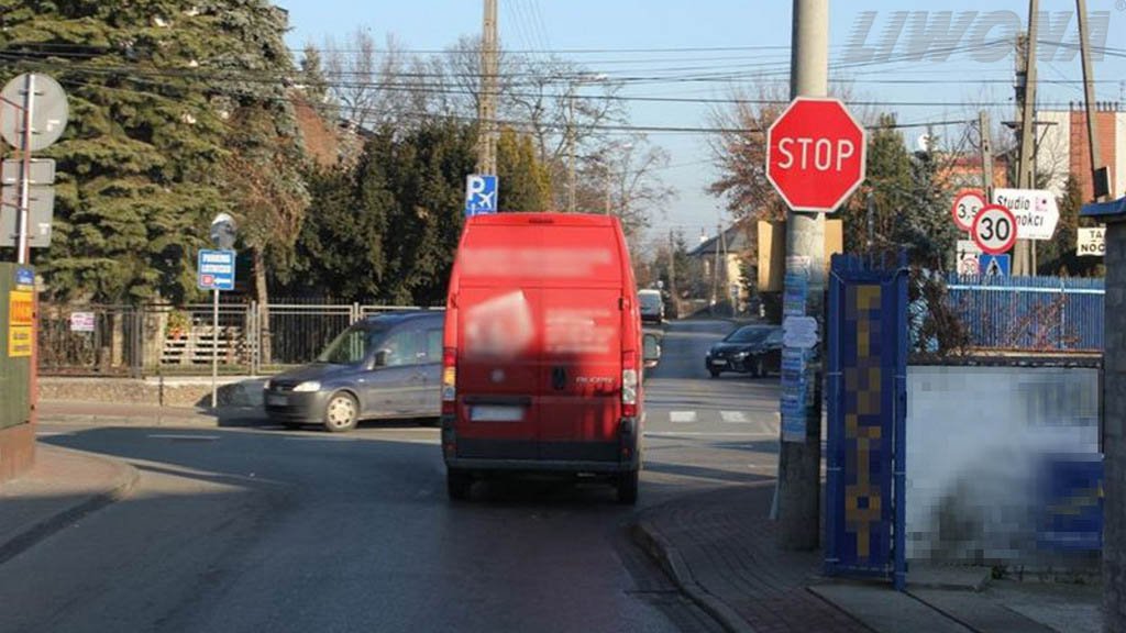 Sytuacja drogowa do pytania: Czy w widocznej sytuacji masz pierwszeństwo przed pojazdem poruszającym się jezdnią poprzeczną?