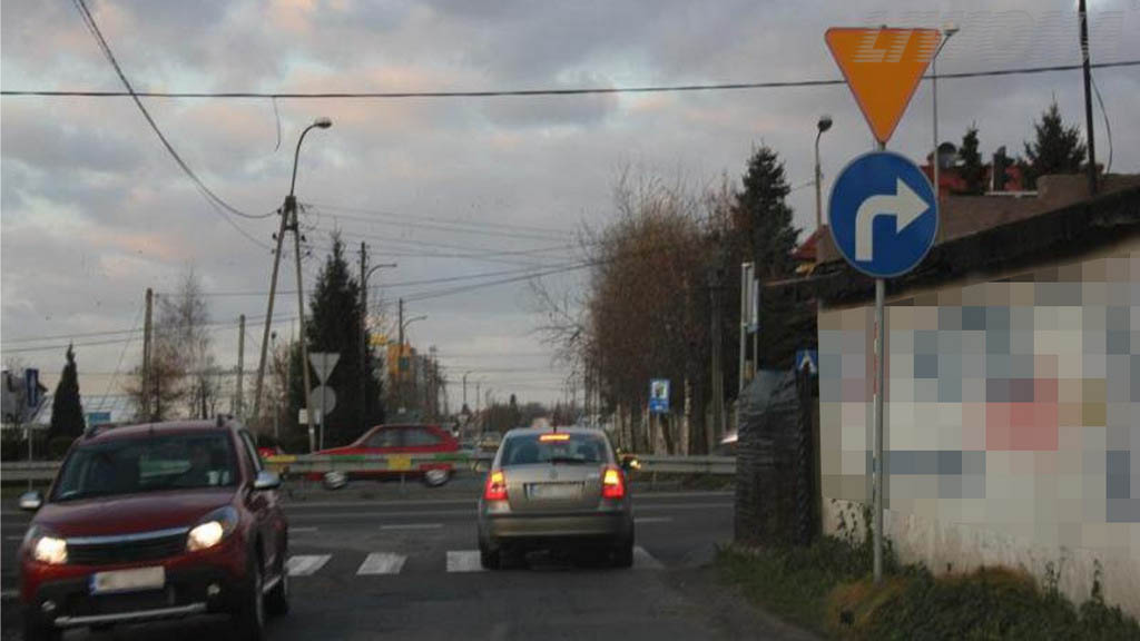 Sytuacja drogowa do pytania: Czy masz obowiązek każdorazowo zatrzymać pojazd przed wjazdem na takie skrzyżowanie?