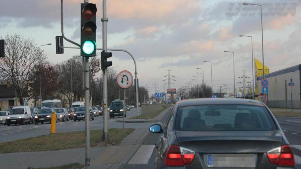 Sytuacja drogowa do pytania: Czy widoczny znak zakazu zabrania skręcania w lewo na skrzyżowaniu?
