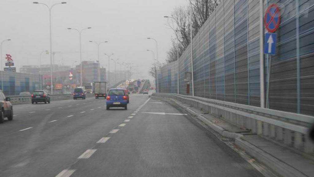 Sytuacja drogowa do pytania: Czy w widocznej sytuacji konieczne jest włączenie kierunkowskazu w celu zasygnalizowania zmiany pasa ruchu?