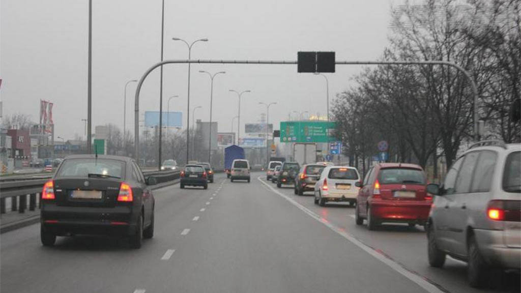 Sytuacja drogowa do pytania: Czy w widocznej sytuacji masz prawo zmienić pas ruchu na prawy?
