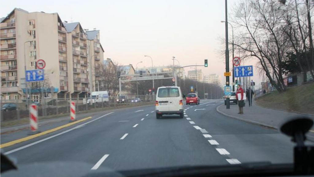 Sytuacja drogowa do pytania: Czy w widocznej sytuacji masz prawo wyprzedzić na skrzyżowaniu pojazd poprzedzający ?