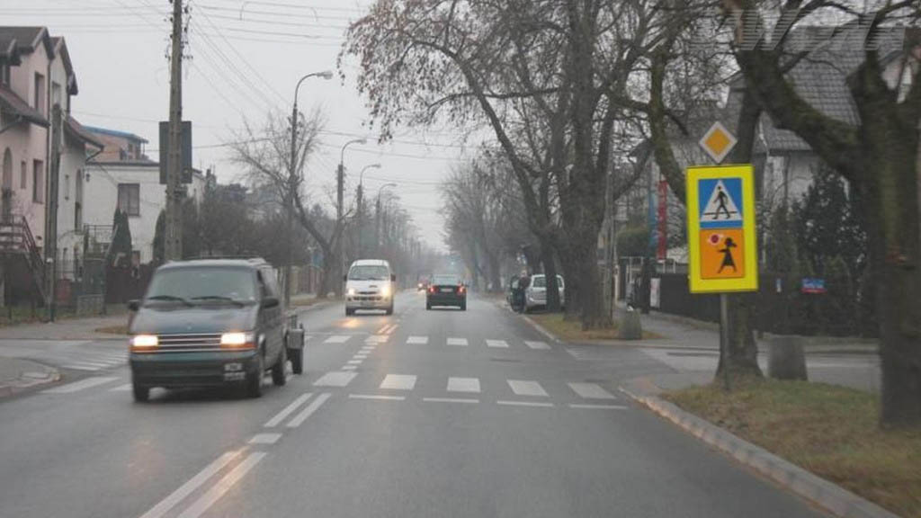 Sytuacja drogowa do pytania: W jaki sposób oświetlają drogę przed samochodem osobowym światła mijania?