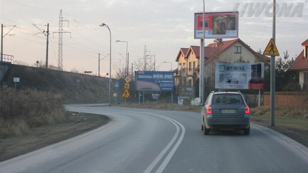 Sytuacja drogowa do pytania: Która z wymienionych technik jazdy pasuje do określenia „ekonomiczna jazda samochodem”?