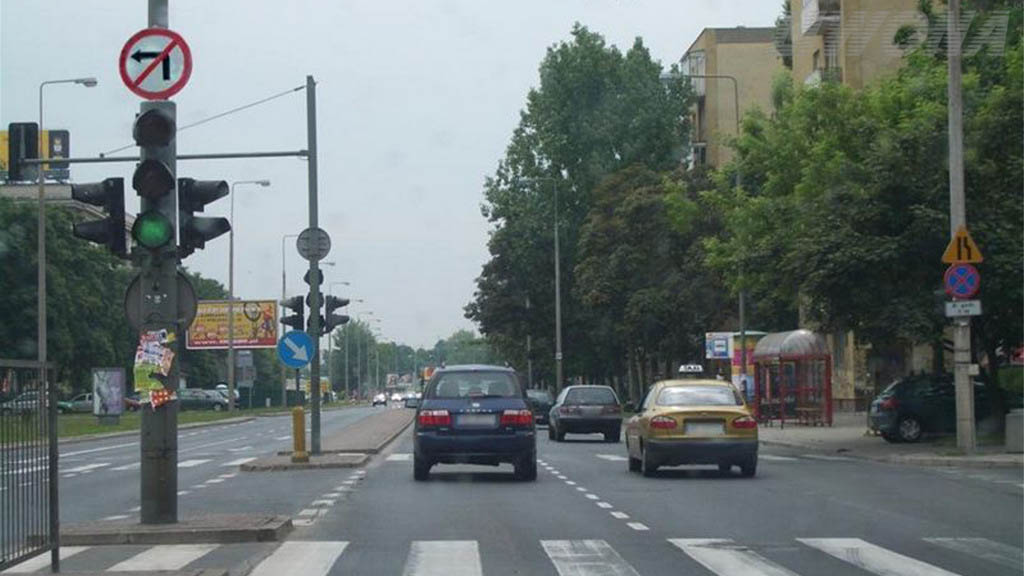 Sytuacja drogowa do pytania: Czy w widocznej sytuacji masz prawo zawrócić na skrzyżowaniu?